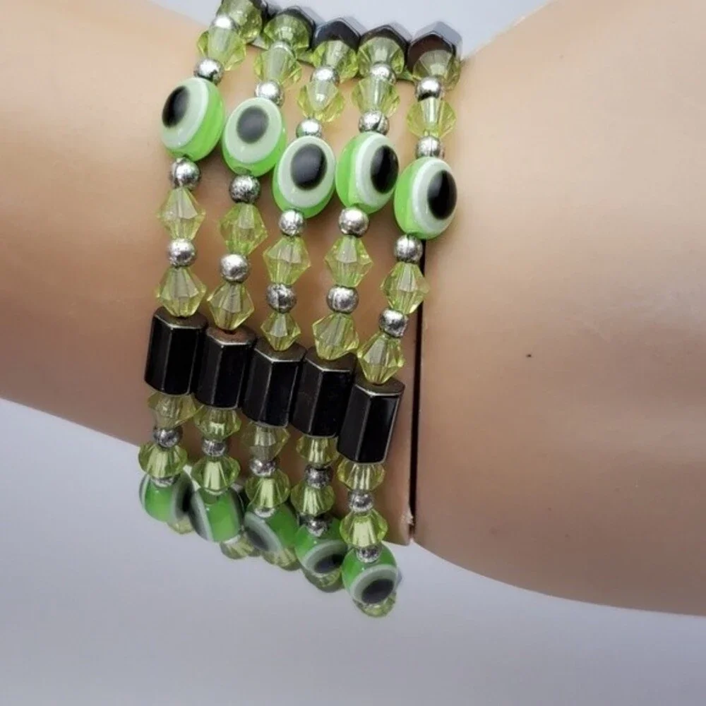 Magnetic Wrap around Green eye bracelet one size *